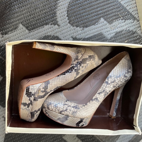 JOAN & DAVID Leather, High heels with Hidden Platform, size 7.5, M width - Picture 3 of 8